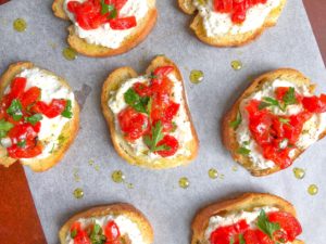 Easy crostini party appetizer recipe with ricotta and roasted red peppers | How to make crostini #appetizer #bitesized #ricotta