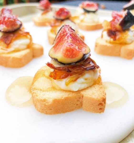 Mini Canapé Toasts With Sweet Cheese