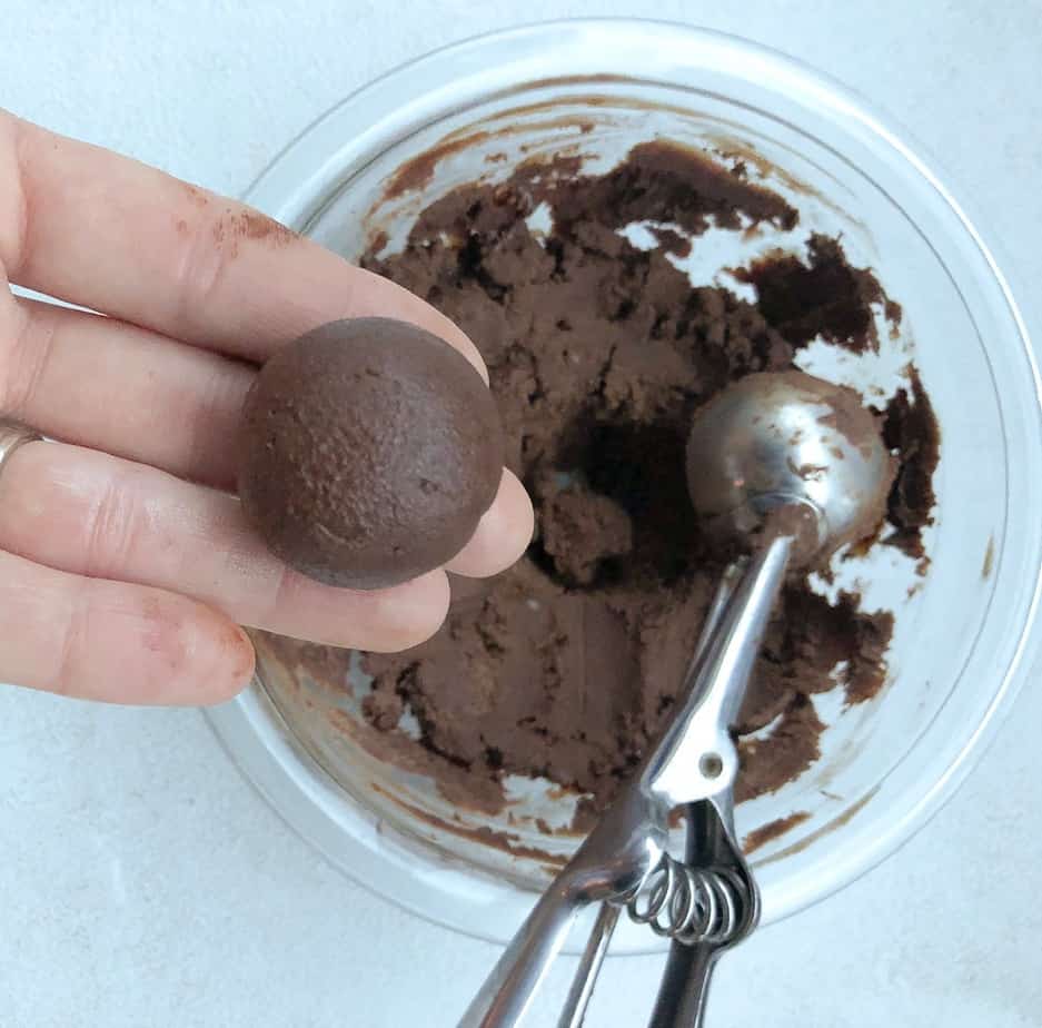 Healthy chocolate strawberry truffles made with yogurt! These yogurt balls are made with dark chocolate and yogurt! An easy delicious dessert for a party or gathering! #truffles